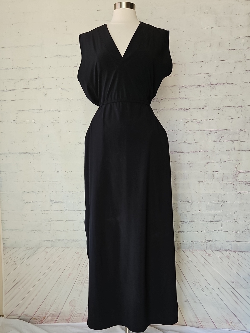 Athleta Athleisure V-Neck Maxi Dress Blacl Medium